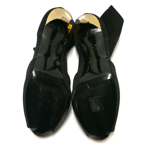 173 - STELLA MCCARTNEY, A PAIR OF BLACK SUEDE AND GILT BANDED OPEN TOE ANKLE HEELS
(size 39).

Condition: ... 