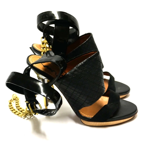 184 - VERO CUOIO, A PAIR OF BLACK LEATHER AND SUEDE PLATFORM HEELS
With gilt chain (size 39).

Condition: ... 