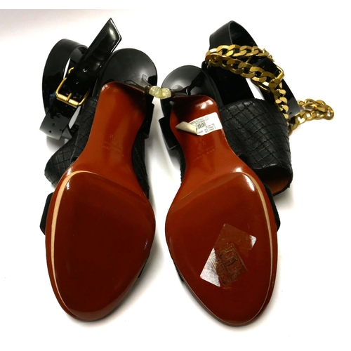 184 - VERO CUOIO, A PAIR OF BLACK LEATHER AND SUEDE PLATFORM HEELS
With gilt chain (size 39).

Condition: ... 