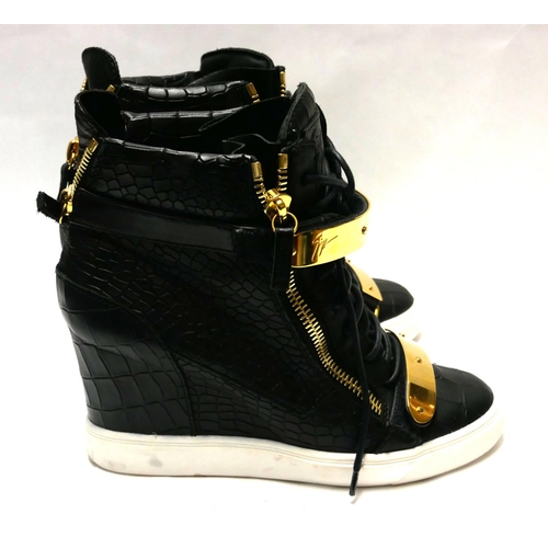 185 - GIUSEPPE ZANOTTI, A PAIR OF BLACK FAUX CROCODILE AND GILT BUCKLE ANKLE BOOTS
(size 39).

Condition: ... 