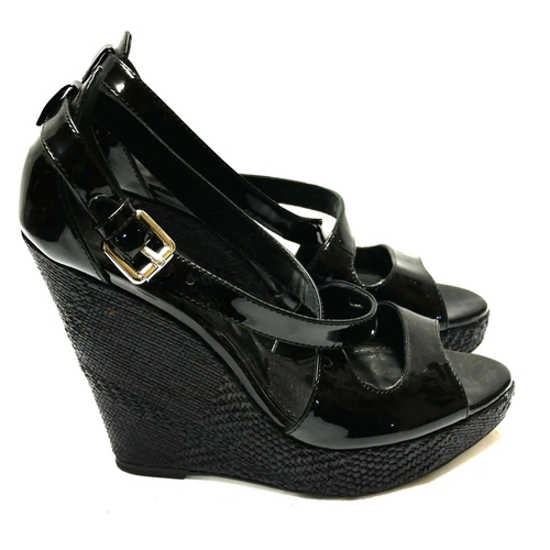 186 - BURBERRY, A PAIR OF PATENT BLACK LEATHER OPEN TOE WEDGES
(size 39).

Condition: C