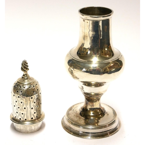 420 - A GEORGIAN SILVER BALUSTER CASTER
Having a pierced dome lid, with engraved armorial crest ‘Dum Vivam... 