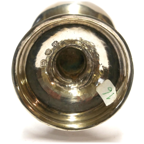 420 - A GEORGIAN SILVER BALUSTER CASTER
Having a pierced dome lid, with engraved armorial crest ‘Dum Vivam... 