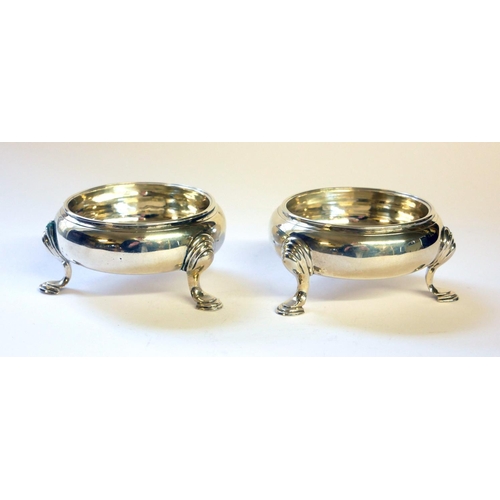 441 - DAVID HENNELL, A PAIR OF GEORGIAN SILVER CIRCULAR SALTS 
On tripod legs, hallmarked London, 1750.
(1... 