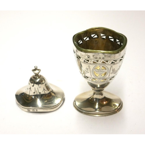 452 - AN EARLY 20TH CENTURY SILVER CASTER
Classical form with pierced border and glass liner, hallmarked W... 