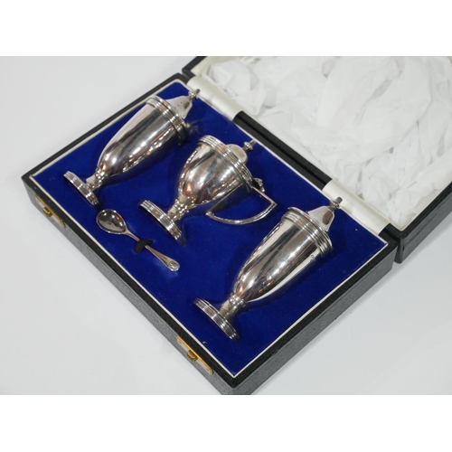 463 - A 20TH CENTURY CASED SILVER CLASSICAL FORM CRUET SET
Comprising of salt, pepper and a mustard pot wi... 