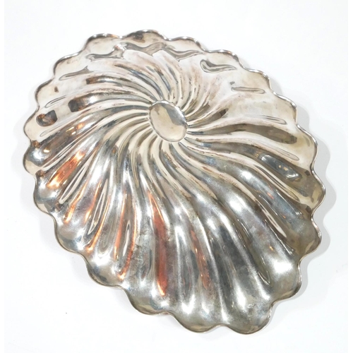 521 - A VICTORIAN SILVER SWEETMEAT DISH
Fluted design, hallmarked Sheffield, 1896.
(approx 28cm) 278g.