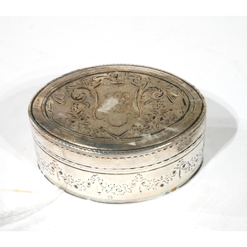 529 - A GEORGIAN SILVER NUTMEG OVAL GRATER
With engraved decoration, interior grill and hinged compartment... 