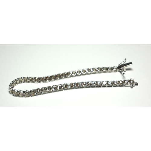 536 - AN 18CT WHITE GOLD TENNIS BRACELET 
Set with 10.6ct round cut diamonds. 
(length 19cm) (12.9g)