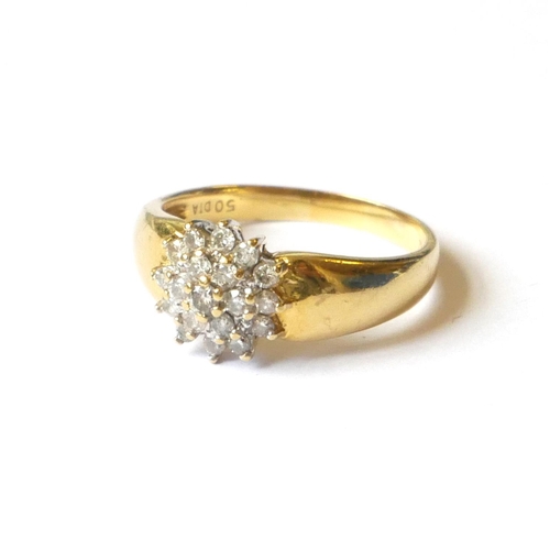 546 - AN 18CT GOLD AND DIAMOND DAISY CLUSTER RING
Having an arrangement of diamonds in a plain gold mount ... 