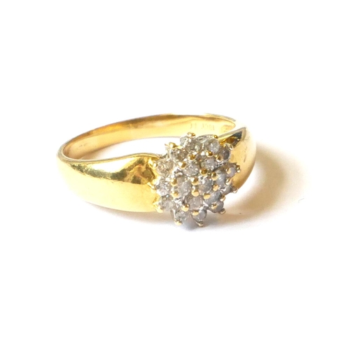 546 - AN 18CT GOLD AND DIAMOND DAISY CLUSTER RING
Having an arrangement of diamonds in a plain gold mount ... 