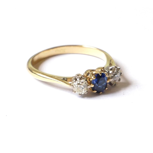 549 - AN EARLY 20TH CENTURY DIAMOND AND SAPPHIRE THREE STONE RING 
The oval cut sapphire flanked by two ro... 