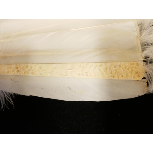 603 - A 19TH CENTURY CHINESE IVORY AND OSTRICH FEATHER FAN
The arrangement of white feathers with finely c... 