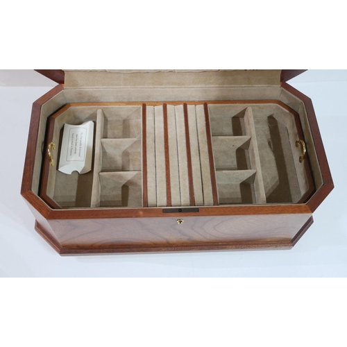 611 - AGRESTI, A VINTAGE ITALIAN BRIARWOOD RECTANGULAR JEWELLERY BOX
With fitted velvet lined interior.
(a... 