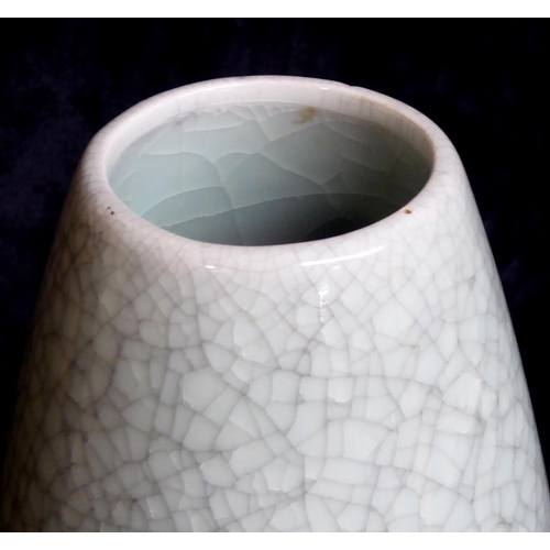 612 - A CHINESE CELADON CRACKLE GLAZE OVOID VASE
Plain design.
(approx 30cm)