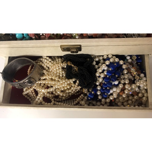 415A - A LARGE COLLECTION OF VARIOUS COSTUME JEWELLERY
Faux pearl necklaces, brooches etc.