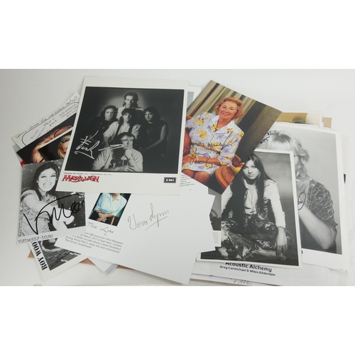 504a - FOLDER OF MODERN AUTOGRAPHS
Danni Minogue, Ian Drury etc, mainly felt tip, music, theatre, various s... 