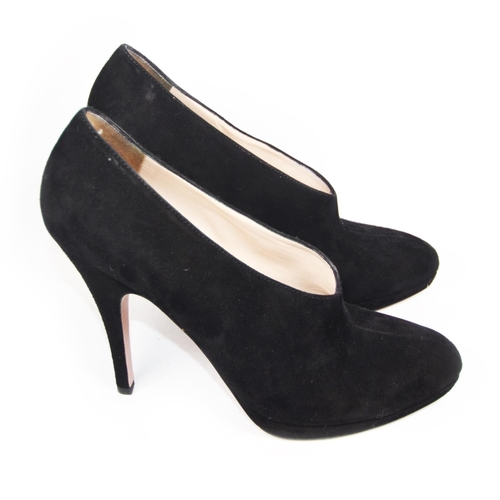 706 - PRADA, BLACK SUEDE HEELS
Simplistic design with rounded toe (size 39).
(heel 12cm)