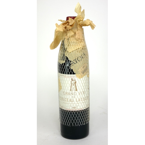 747 - CHÂTEAU LATOUR, 1983, PREMIER GRAND CRU CLASSÉ PAUILLAC, A VINTAGE GILT LABEL BOTTLE OF RED WINE.