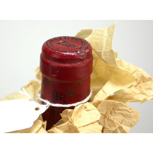 747 - CHÂTEAU LATOUR, 1983, PREMIER GRAND CRU CLASSÉ PAUILLAC, A VINTAGE GILT LABEL BOTTLE OF RED WINE.