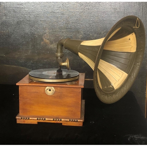 784 - A BYEGONE MAHOGANY TABLE TOP WIND UP GRAMOPHONE
With painted horn.
(30cm x 29cm x 50cm)