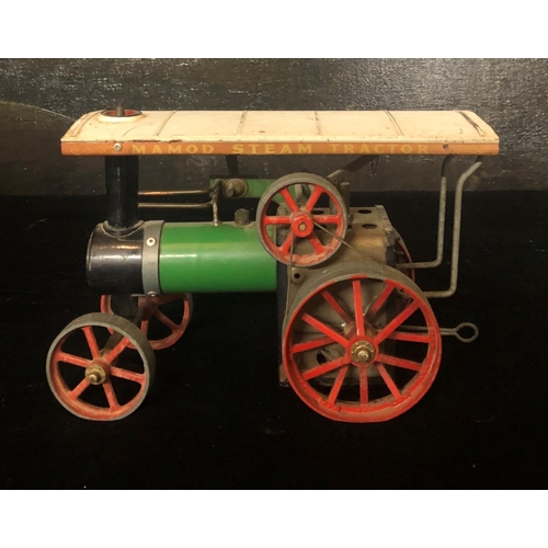 785 - A VINTAGE MAMOD TINPLATE LIVE STEAM TRACTION ENGINE.
(28cm x 18cm)