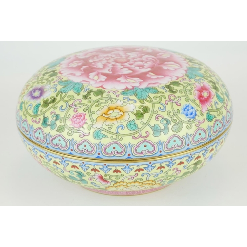 257 - A CHINESE YELLOW GLAZED FAMILLE ROSE PORCELAIN SPHERICAL BOWL AND COVER
With large pink flower to ce... 