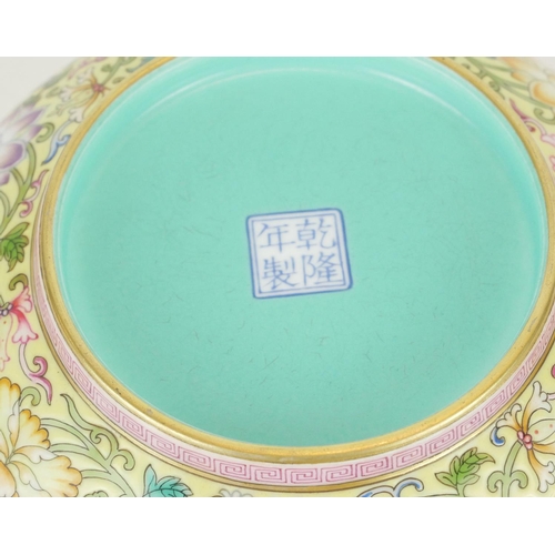 257 - A CHINESE YELLOW GLAZED FAMILLE ROSE PORCELAIN SPHERICAL BOWL AND COVER
With large pink flower to ce... 