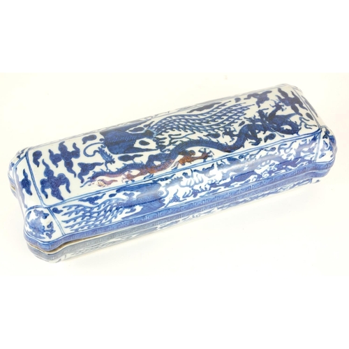 267 - A CHINESE BLUE AND WHITE PORCELAIN ARTIST BOX
Decorated with phoenix and dragons, bearing six charac... 