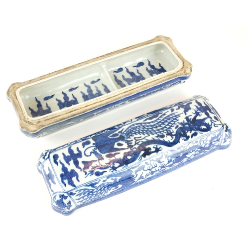 267 - A CHINESE BLUE AND WHITE PORCELAIN ARTIST BOX
Decorated with phoenix and dragons, bearing six charac... 
