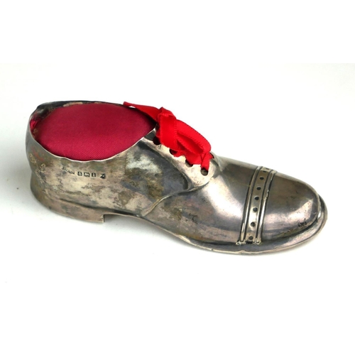 274A - AN ENGLISH HALLMARKED SILVER PIN CUSHION FORMED AS A SHOE
With wooden sole.
(w 12.5cm)