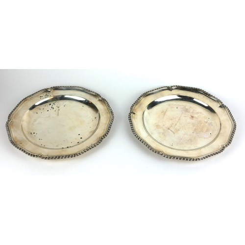 286 - A PAIR OF GEORGIAN SILVER DINNER PLATES
Having gadrooned decoration to border, hallmarked Francis Bu... 