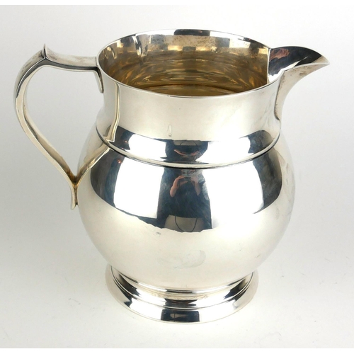 298 - A CONTINENTAL PLAIN STERLING SILVER BALUSTER WATER JUG
Marked to base ‘4½ pint’.
(approx 17cm)