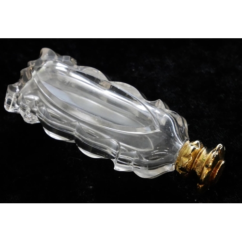 299A - A CONTINENTAL YELLOW METAL AND CUT GLASS SCENT BOTTLE.
(9.2cm)