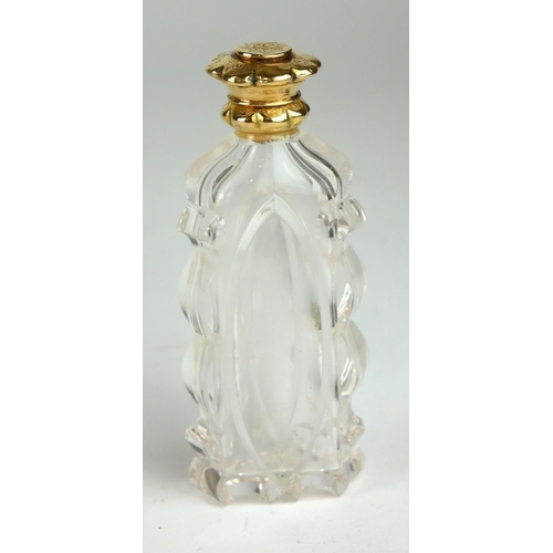 299A - A CONTINENTAL YELLOW METAL AND CUT GLASS SCENT BOTTLE.
(9.2cm)