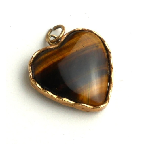 334 - A VINTAGE 9CT GOLD AND TIGER'S EYE PENDANT NECKLACE
The heart form stone in a plain 9ct gold mint.
(... 