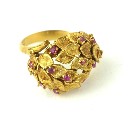 372 - A VINTAGE 18CT GOLD AND RUBY CLUSTER RING
The arrangement of round cut rubies in an organic design (... 