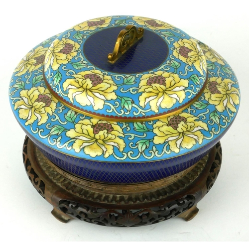 417A - AN EARLY 20TH CENTURY CHINESE CLOISONNÉ BOX
Spherical form, with scrolled handle and fine decoration... 