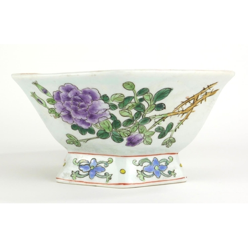 420A - A CHINESE FAMILLE VERTE PORCELAIN BOWL
Convex rectangular form with hand painted decoration of birds... 