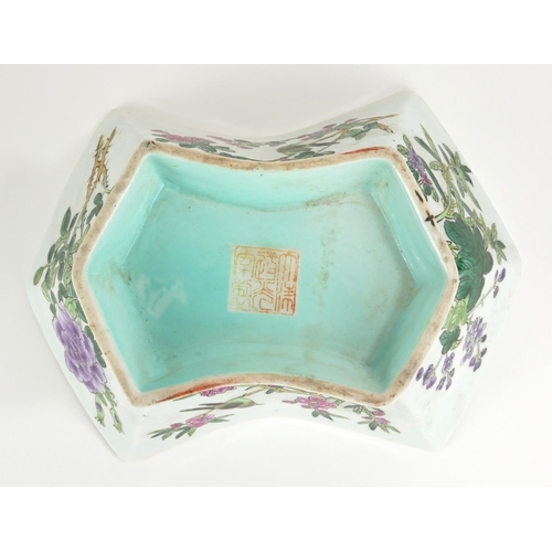 420A - A CHINESE FAMILLE VERTE PORCELAIN BOWL
Convex rectangular form with hand painted decoration of birds... 