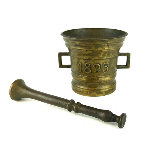 451A - A 20TH CENTURY BRASS PESTLE AND MORTAR
Having twin handles and embossed '1825'.
(approx 10cm)