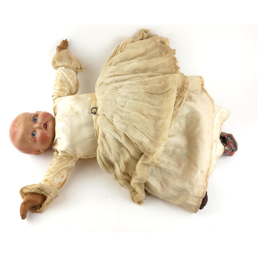 479a - AN EARLY 20TH CENTURY COMPOSITION TOPSY TURVY DOLL
Having reversible black and white dolls with peri... 