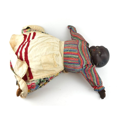 479a - AN EARLY 20TH CENTURY COMPOSITION TOPSY TURVY DOLL
Having reversible black and white dolls with peri... 