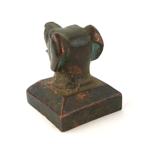 486 - A CHINESE BRONZE CANINE DESK SEAL
Having the bust of a dogs head with archaic form seal to base.
(ap... 