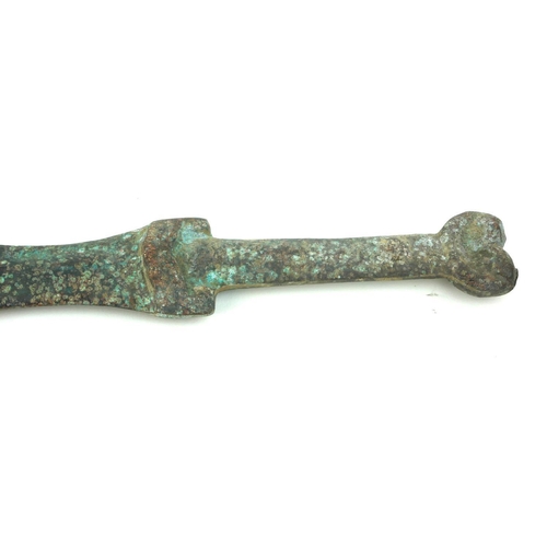 489 - A CHINESE ARCHAIC DESIGN BRONZE DAGGER
Having a heart form finial to handle.
(approx 37cm)