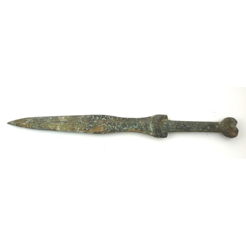 489 - A CHINESE ARCHAIC DESIGN BRONZE DAGGER
Having a heart form finial to handle.
(approx 37cm)