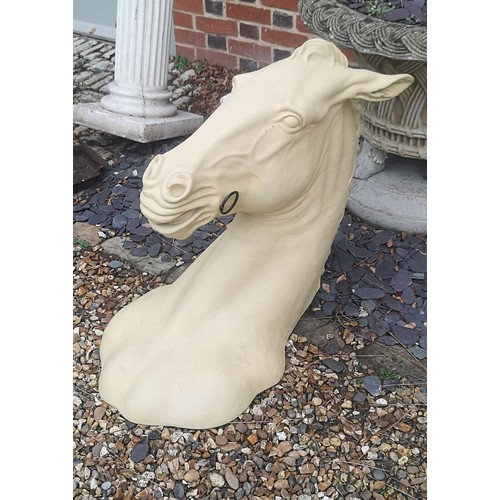 189 - A LATE 20TH CENTURY EQUESTRIAN MODEL OF A HORSE HEAD IN RESIN (h 99cm x w 45cm x d 66cm)