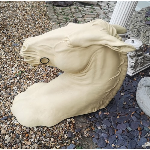 189 - A LATE 20TH CENTURY EQUESTRIAN MODEL OF A HORSE HEAD IN RESIN (h 99cm x w 45cm x d 66cm)