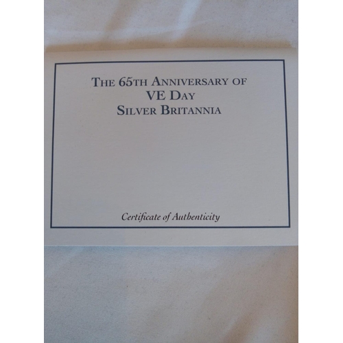 127 - A SILVER 5OZ COMMEMORATIVE V. E DAY PROOF COIN, DATED 2010, THE 60TH ANNIVERSARY OF V.E. DAY, 8TH MA... 