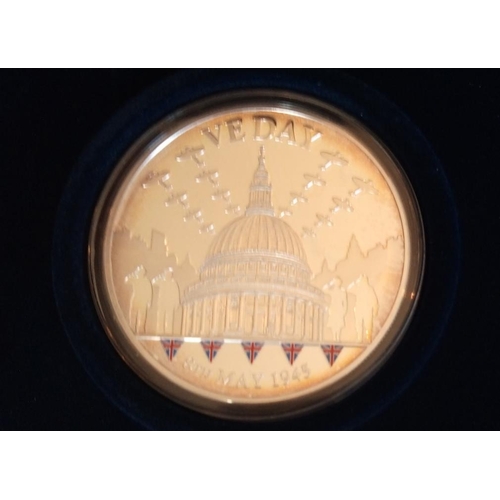 127 - A SILVER 5OZ COMMEMORATIVE V. E DAY PROOF COIN, DATED 2010, THE 60TH ANNIVERSARY OF V.E. DAY, 8TH MA... 